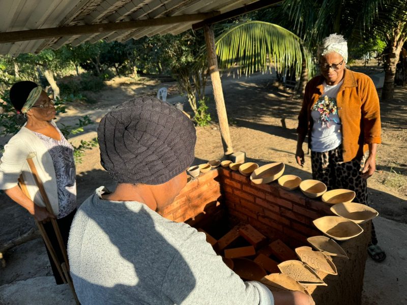 Mulheres do quilombo da Baía Formosa, em Búzios, recebem forno a lenha para produção de cerâmica
