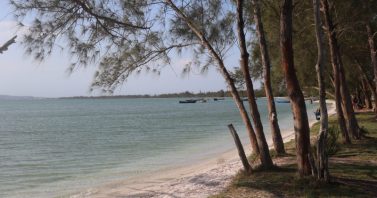 Praia lagunar do Caiçara, em Arraial do Cabo, receberá a Bandeira Azul na temporada 2024/2025   